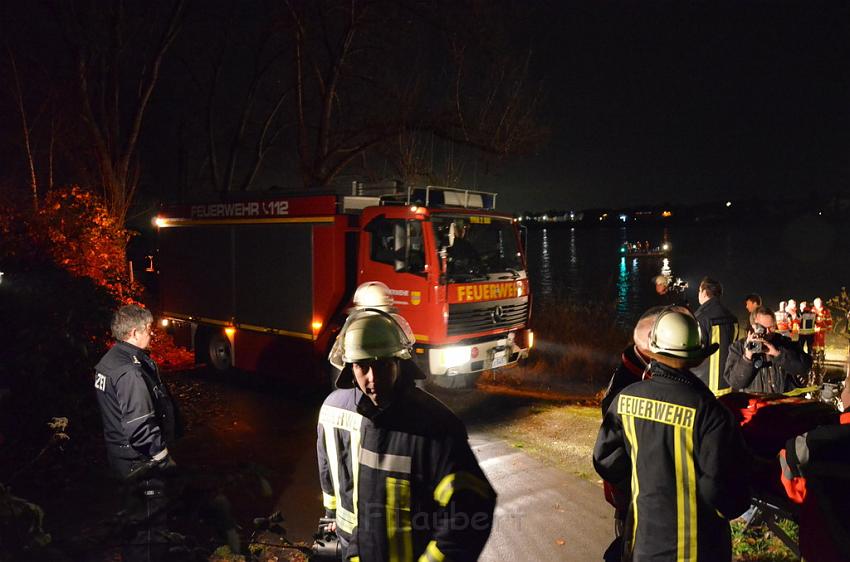 Einsatz BF Koeln PKW im Rhein Mondorf Hersel P110.JPG